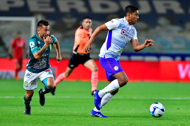 Cruz Azul derrota al León y se consolida como líder del torneo