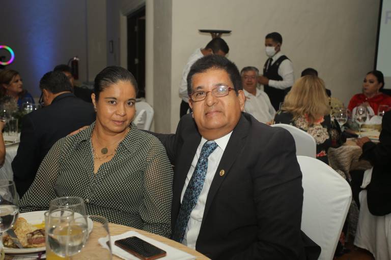 Martín Sánchez toma el mando de Club Rotario Mazatlán Norte