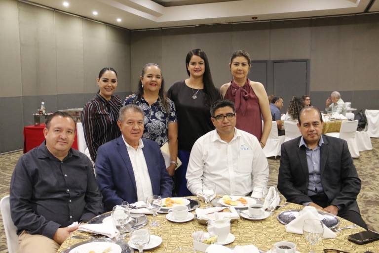 Celebran periodistas a la maestra ‘Techa’ en el Día de la Libertad de Expresión