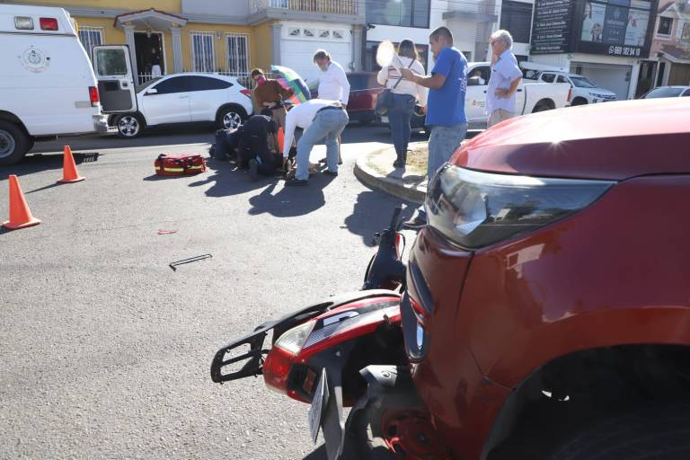 Camioneta arrolla a mujer en moto en la Insurgentes, en Mazatlán