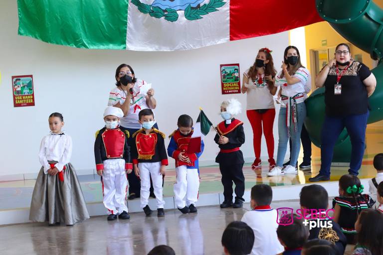 Gritan ¡Viva México! en el Colegio Sebec