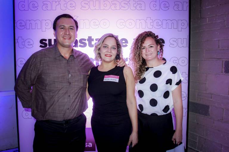 Coleccionistas participan en la subasta en pro de La Casa del Maquío