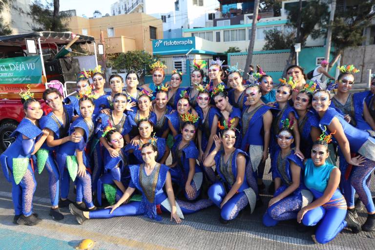 Mazatlecos y turistas disfrutan del primer desfile del Carnaval