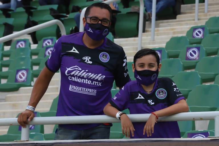 Mazatlecos disfrutan del futbol profesional en el Kraken