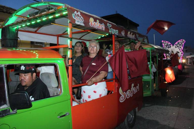 Candidatos y simpatizantes hacen presencia en el desfile de la Primavera en Rosario