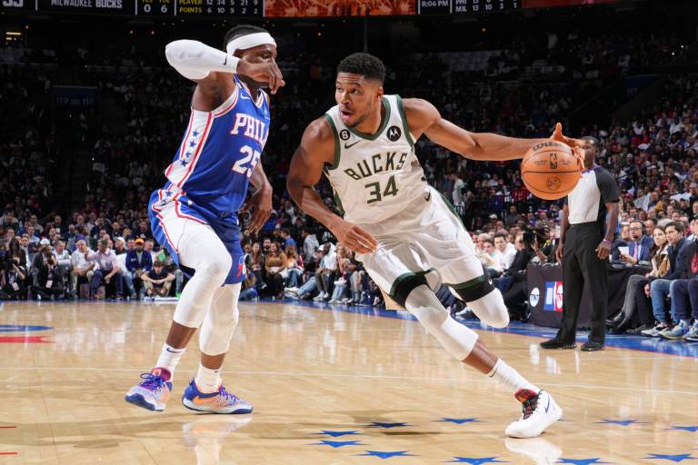Los Bucks ganan en su presentación ante los 76ers en Philadelphia