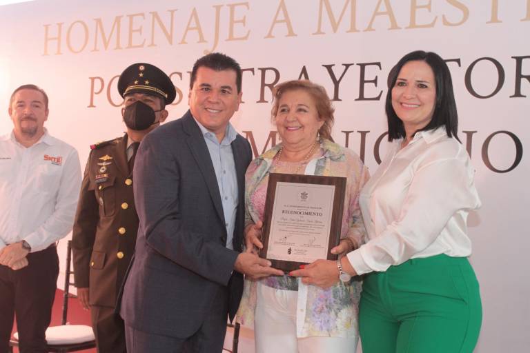 Reciben profesores la Medalla al Mérito Rafael Ramírez
