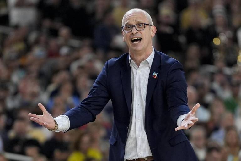Dan Hurley rechaza oferta de Lakers y se queda en UConn