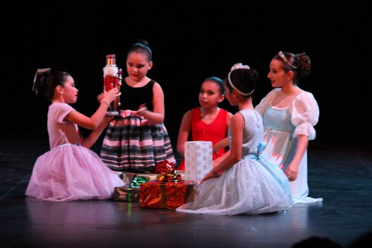 Las pequeñas Frida, Helena y Jade debutan como bailarinas en ‘El Cascanueces’