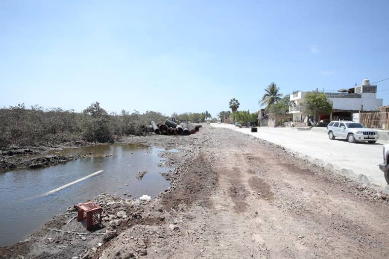 Casi listo, malecón en los márgenes del Estero del Infiernillo, en Mazatlán