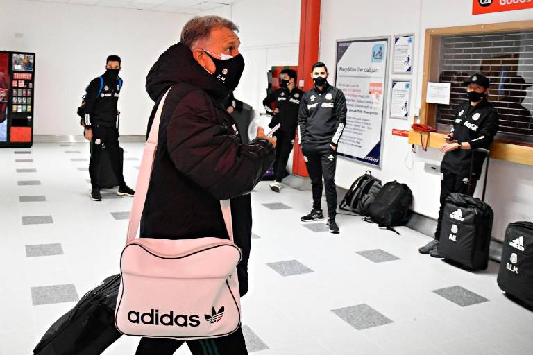 ‘Tata’ Martino no ve urgente buscar reemplazo de Raúl Jiménez