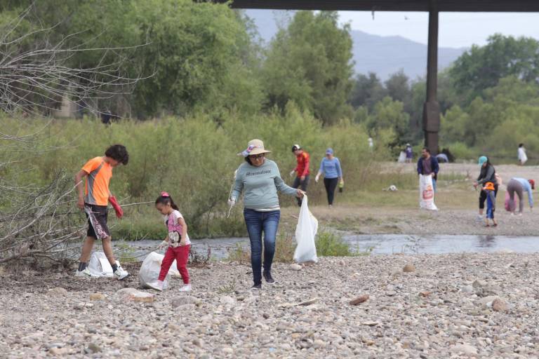 Cientos de personas se reúnen a limpiar el río Presidio en Mazatlán