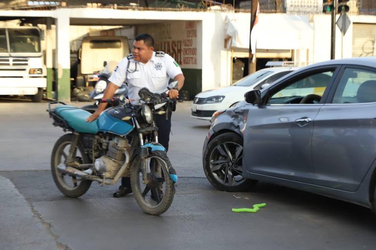 En Mazatlán, motociclista choca contra automóvil, en cruce de la Leyva, con semáforo de ‘adorno’
