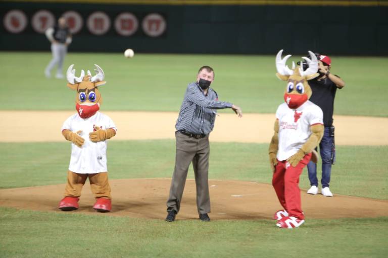 Germán Lizárraga lanza la primera bola en el inicio de la serie de Mazatlán vs Charros de Jalisco