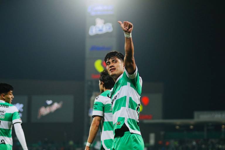 Santos golea a Pumas con doblete de Medina