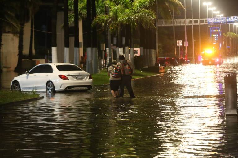 Aún no viene lo peor de ‘Pamela’ y la Zona Dorada en Mazatlán ya está inundada