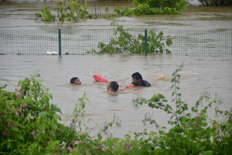 Incomunicados, 15 pueblos de Mazatlán por las lluvias de ‘Nora’