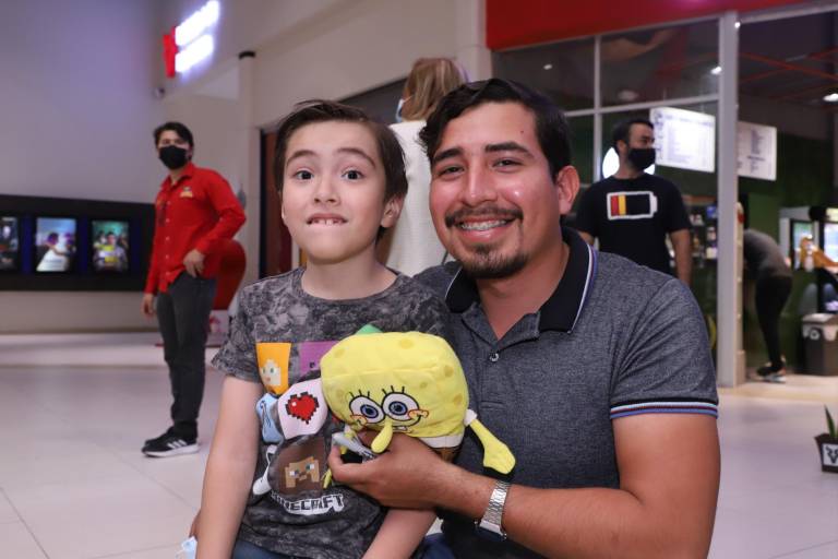 Visita Mazatlán Kai Martínez, la voz oficial de la primera temporada de ‘Bob Esponja’