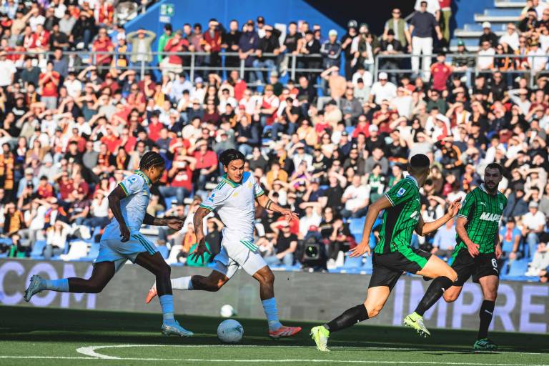 Dybala decide ante Sassuolo y mantiene al Roma en la cima junto al Napoli