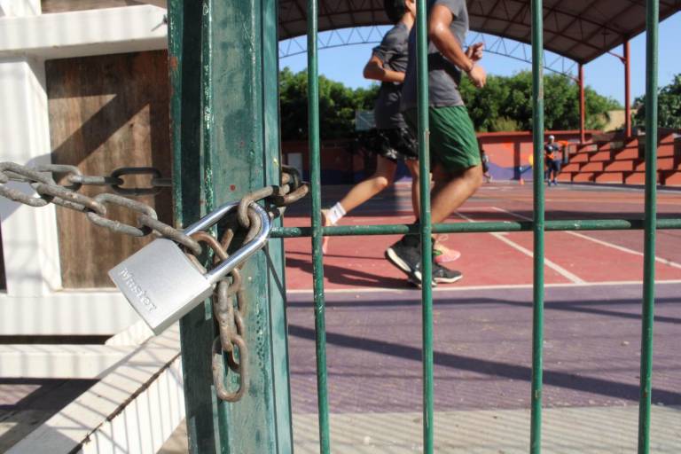 Entrenador de Rosario denuncia que no se le permite impartir clases de basquetbol en cancha pública
