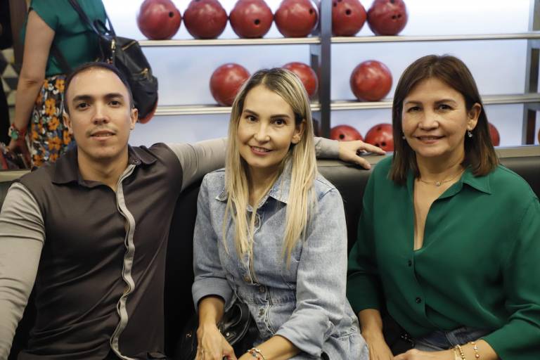 Participan en Torneo de Boliche con Causa