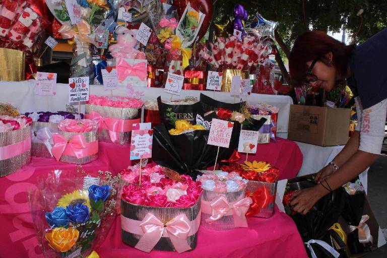 Verónica y Camila tejen flores para continuar sus estudios