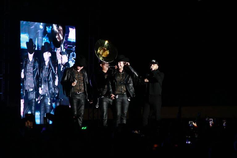 Cantan y bailan sinaloenses junto a Christian Nodal en su concierto en Culiacán