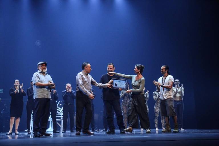 Reconocen 30 años de Delfos Danza Contemporánea