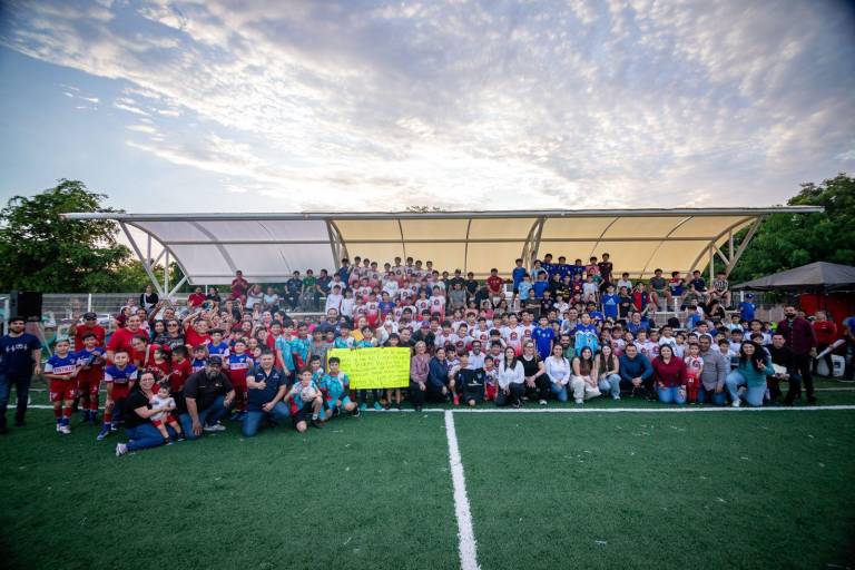 Alcalde entrega cancha de futbol a colonia Villa Universidad; ya van 17 construidas en Culiacán
