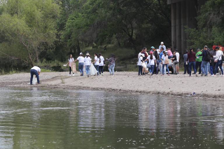 Cientos de personas se reúnen a limpiar el río Presidio en Mazatlán