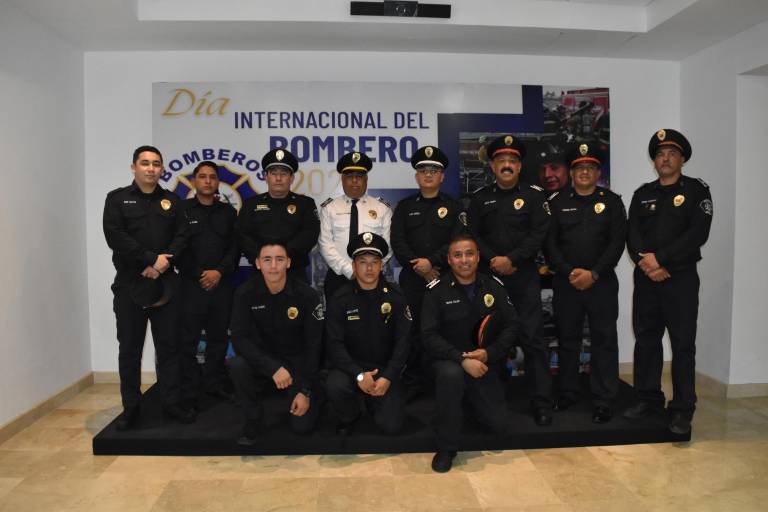 Celebran bomberos su día con reconocimientos y ascensos