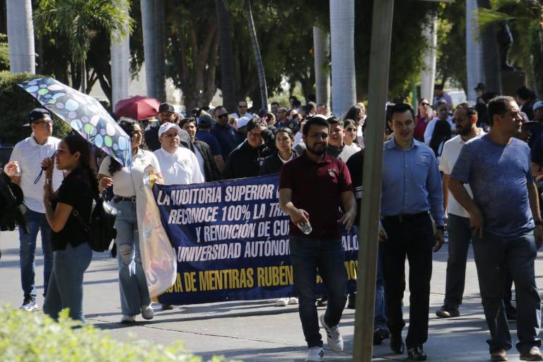 Realiza personal de la UAS plantón y cierre de calles junto al Palacio de Gobierno en Culiacán