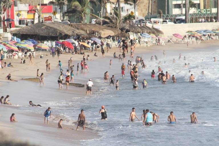 Más de 12 mil personas disfrutan en fin de semana de las playas de Mazatlán