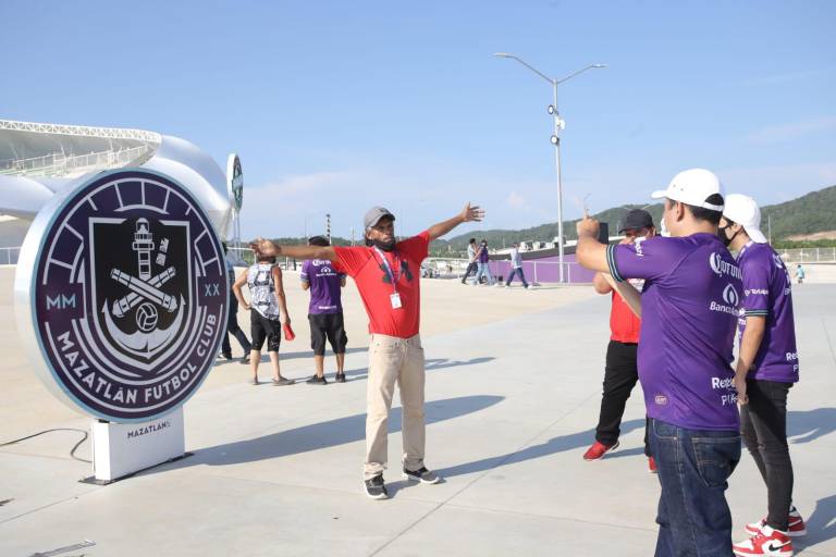 Mazatlecos disfrutan del partido de Mazatlán FC contra Pachuca en el Kraken