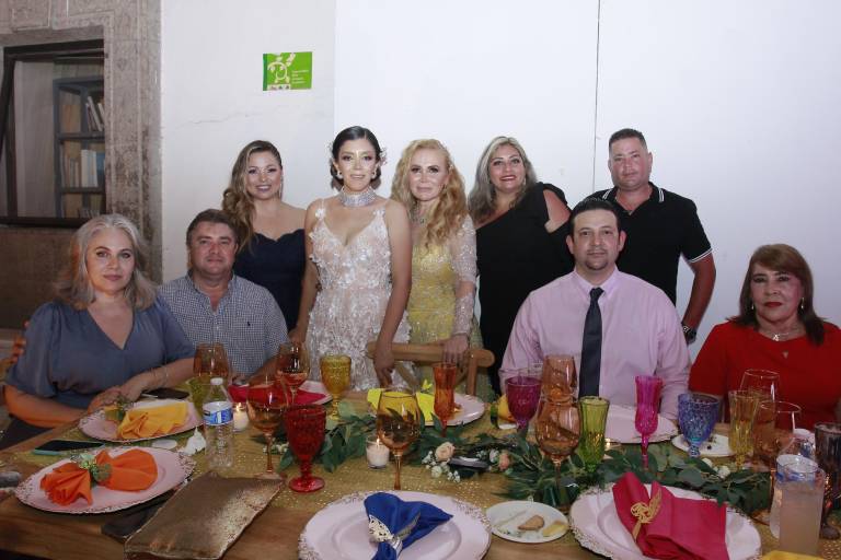 Celebra Yumira que ya es licenciada en Diseño Gráfico y Animación