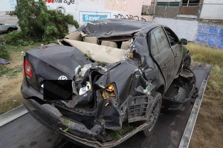 Automovilista resulta lesionado al chocar contra poste y derribar un árbol en el Libamiento II en Mazatlán