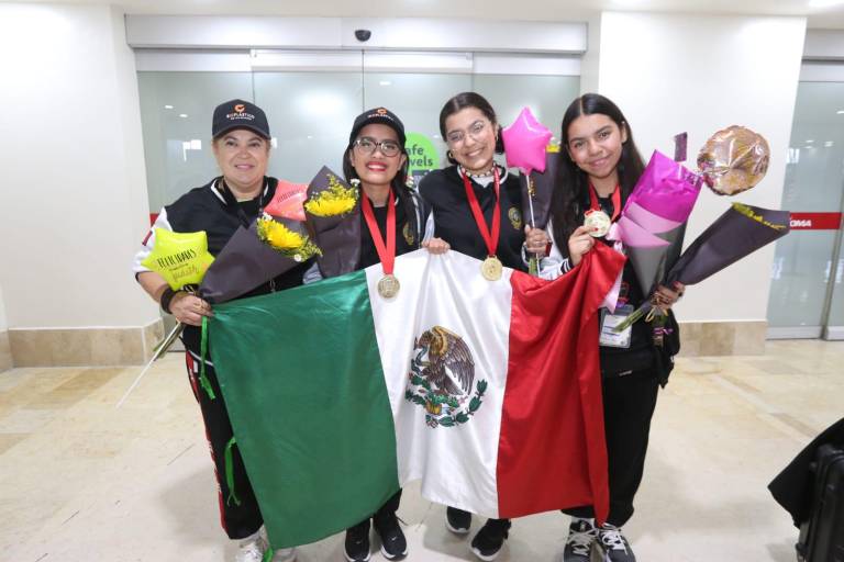 Llegan a Mazatlán las alumnas y maestra de oro de la Prepa Vasconcelos