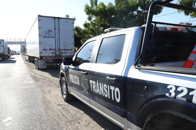 Tráiler arrolla a un hombre que se arrojó bajo sus llantas; lo trasladan y muere antes de llegar al hospital, en Mazatlán
