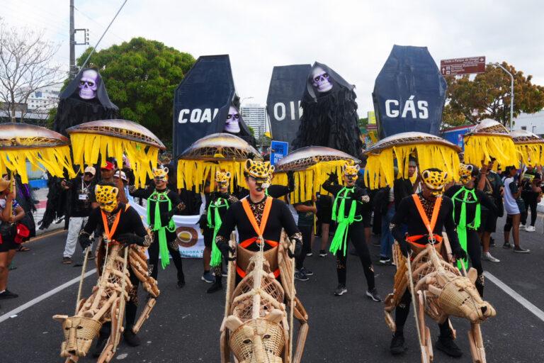 $!Durante la COP30, una gran movilización de pueblos indígenas y sociedad civil hizo un funeral simbólico a los combustibles fósiles.