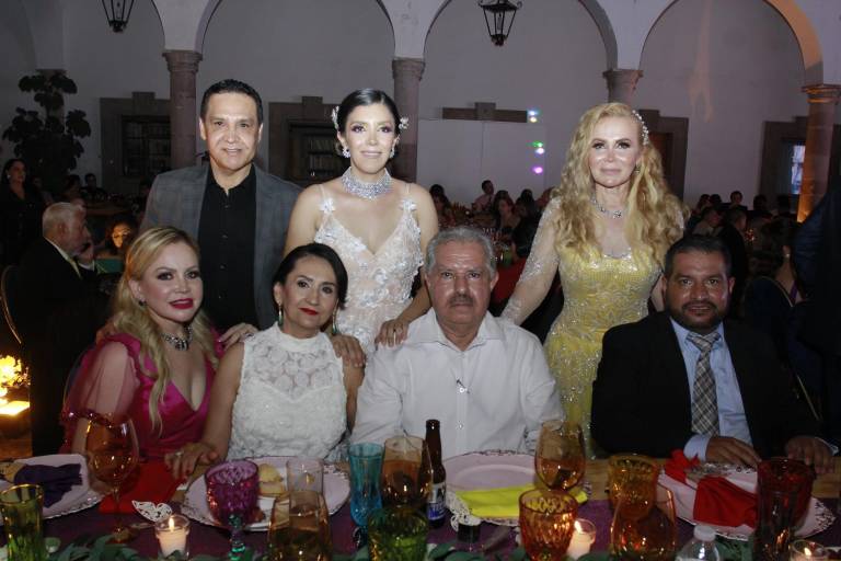 Celebra Yumira que ya es licenciada en Diseño Gráfico y Animación