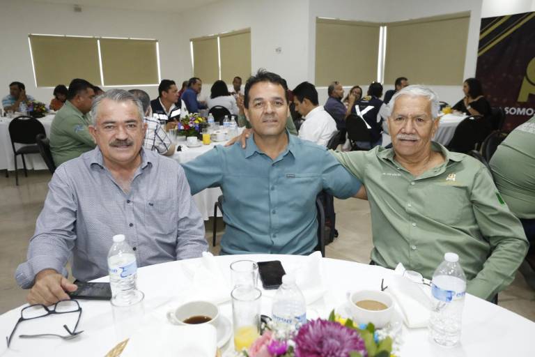 Celebran con un desayuno su día los ingenieros de Mazatlán