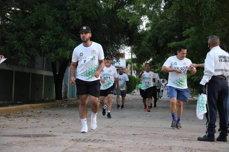 Miembros del STASE se unen en la Caminata 5K