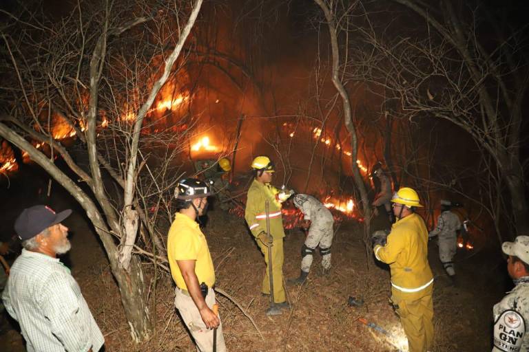 Por incendio sin control en El Magistral evacuan a 35 habitantes