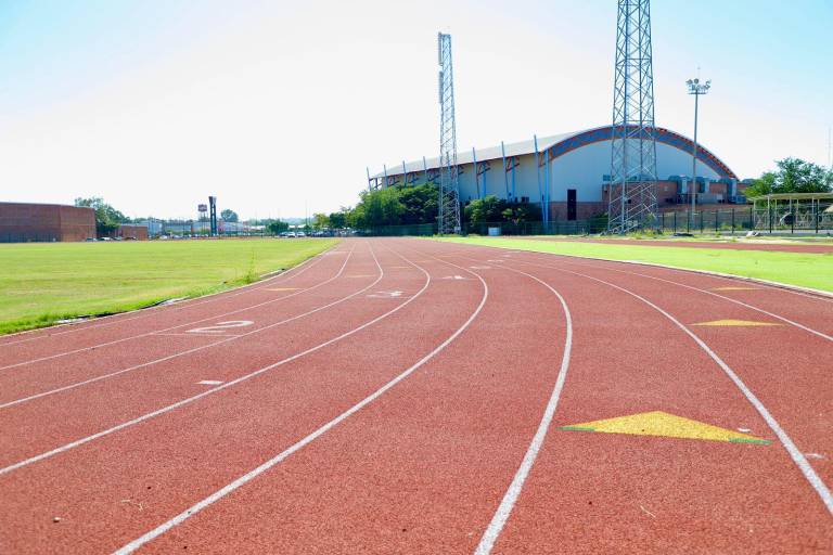 Inician trabajos de rehabilitación de pista de atletismo del CAR