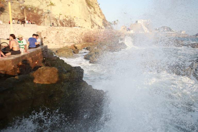 Cierran de nuevo playas de Mazatlán debido a oleaje elevado; olvidan colocar señalamientos