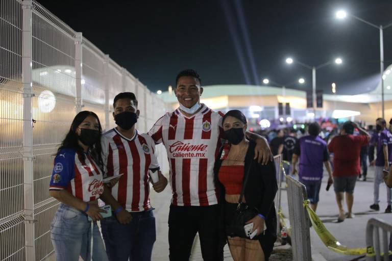 Disfrutan porteños del encuentro de Mazatlán FC y Chivas en el Kraken