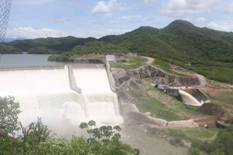 Después de la lluvia, el agua rebosa la Presa Picachos; descartan riesgos en poblados cercanos