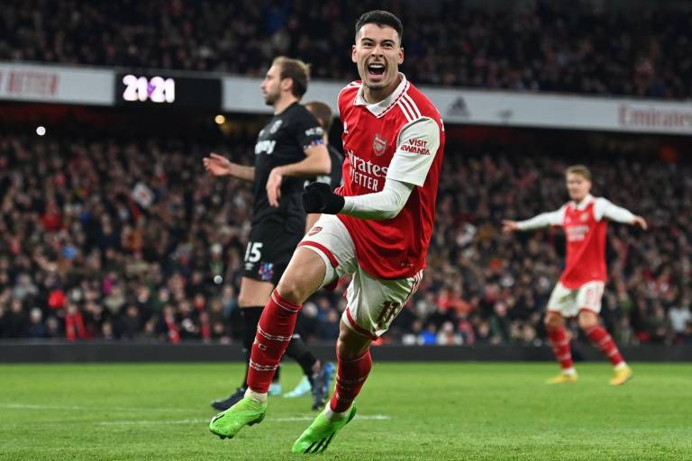Arsenal golea y se afianza en el liderato de la Premier League