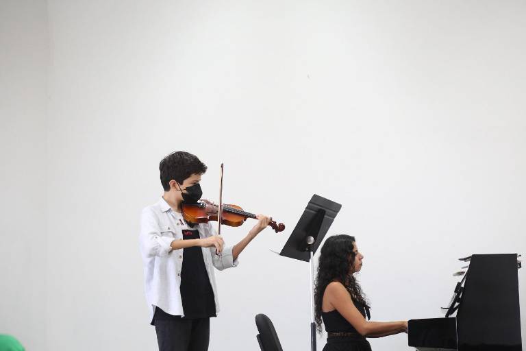Compaten alumnos de Xavier Tortosa su talento en el violín