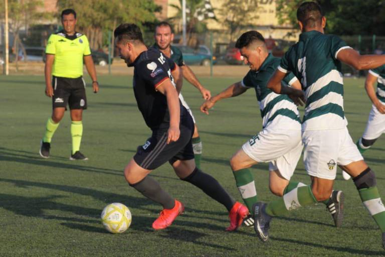 Supera Lázaro Cárdenas a Salsas Bucanero en la Superveteranos